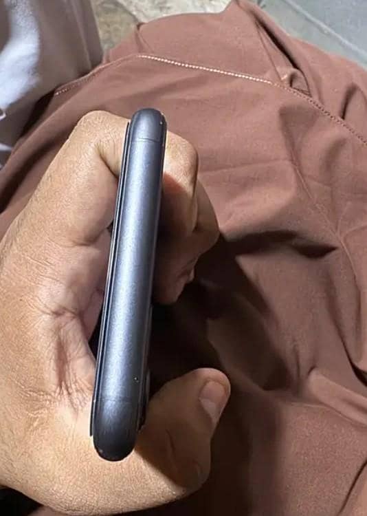 Apple iPhone 11 3