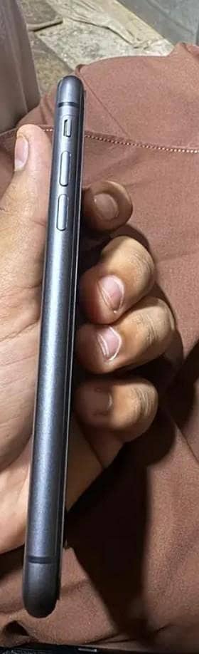 Apple iPhone 11 4