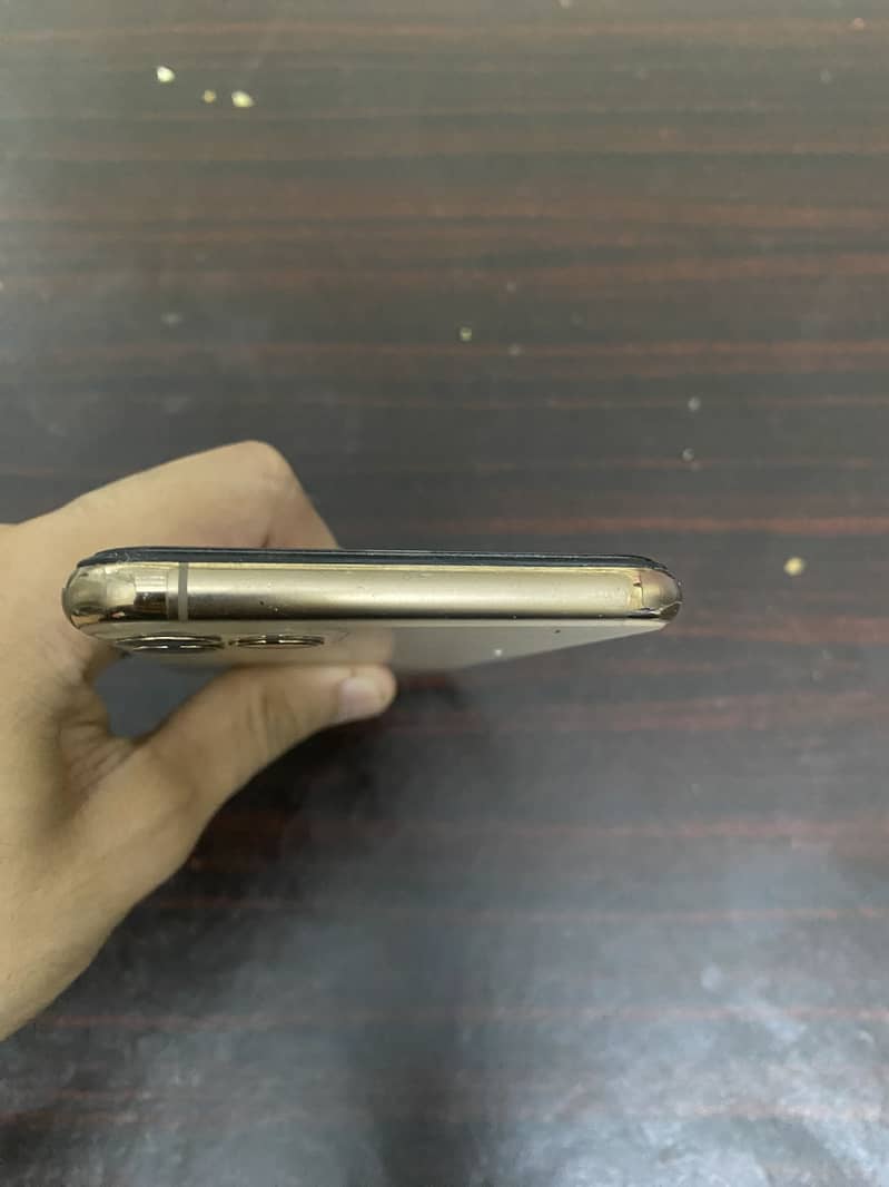 Apple iPhone 11 Pro Max 4