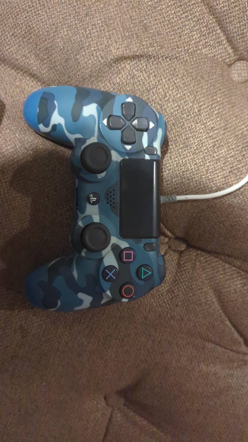 2 PS4 controllers 1