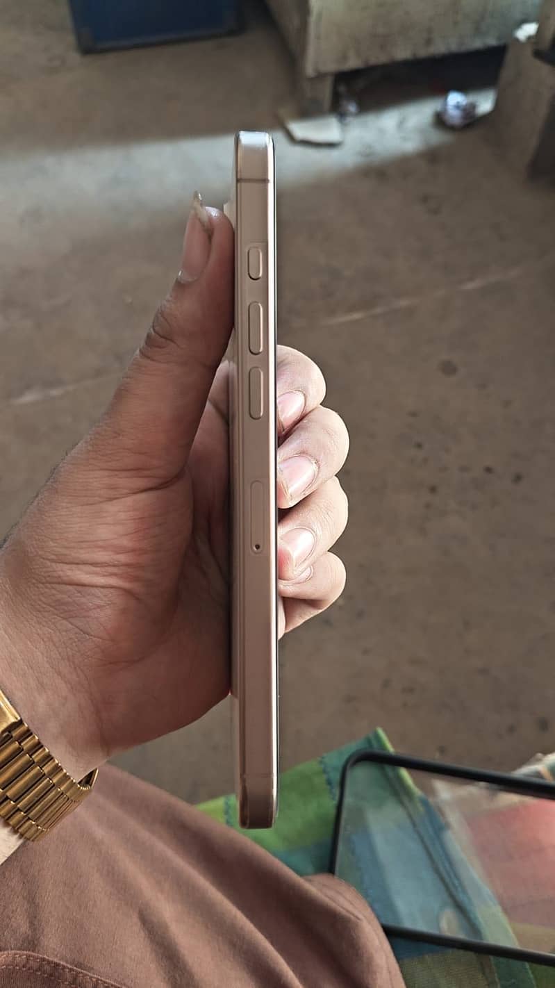 Apple iPhone 16 Pro Max 4