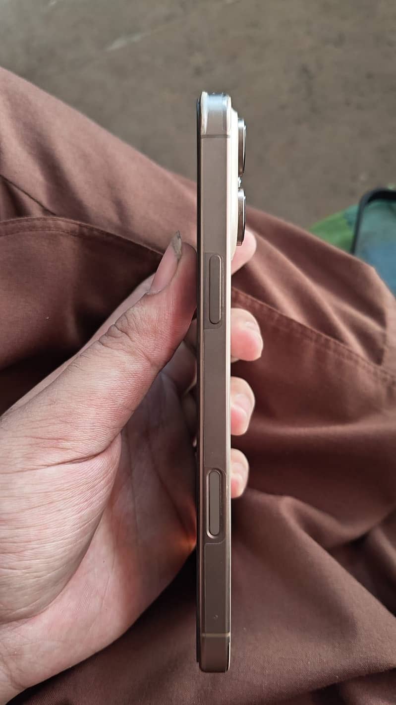 Apple iPhone 16 Pro Max 5