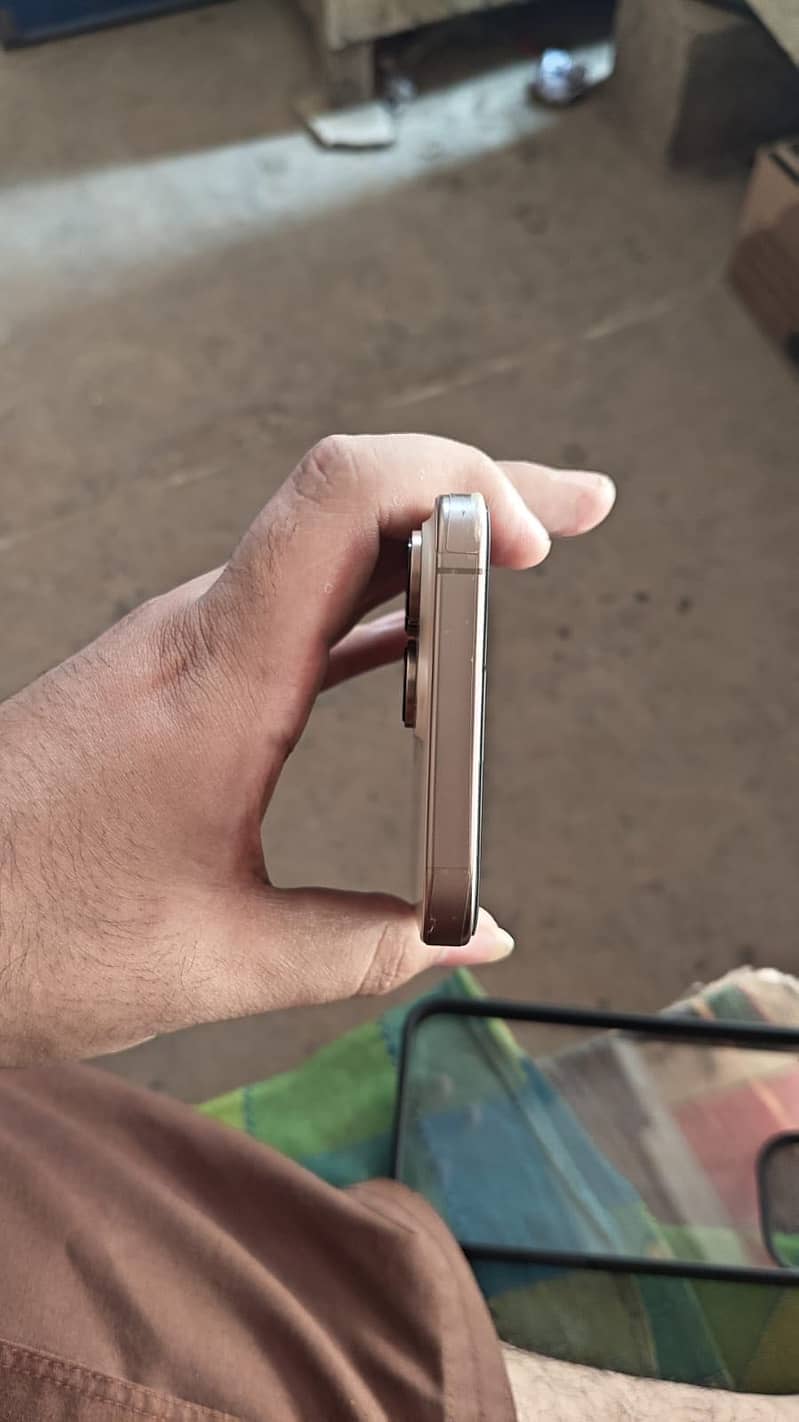 Apple iPhone 16 Pro Max 6