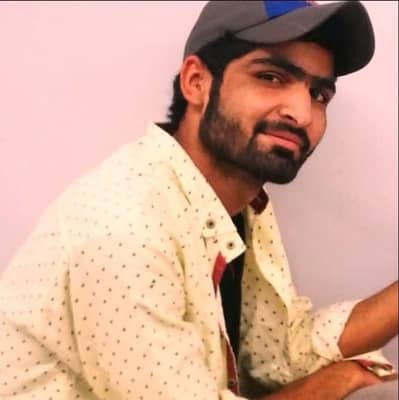Mujhy job chye office boy& House MeIN with food&rehaish