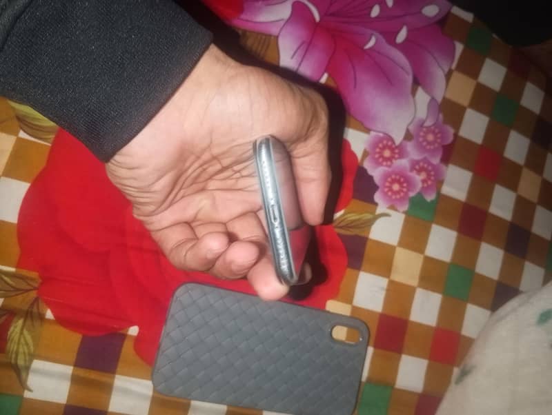 Apple iPhone X 4
