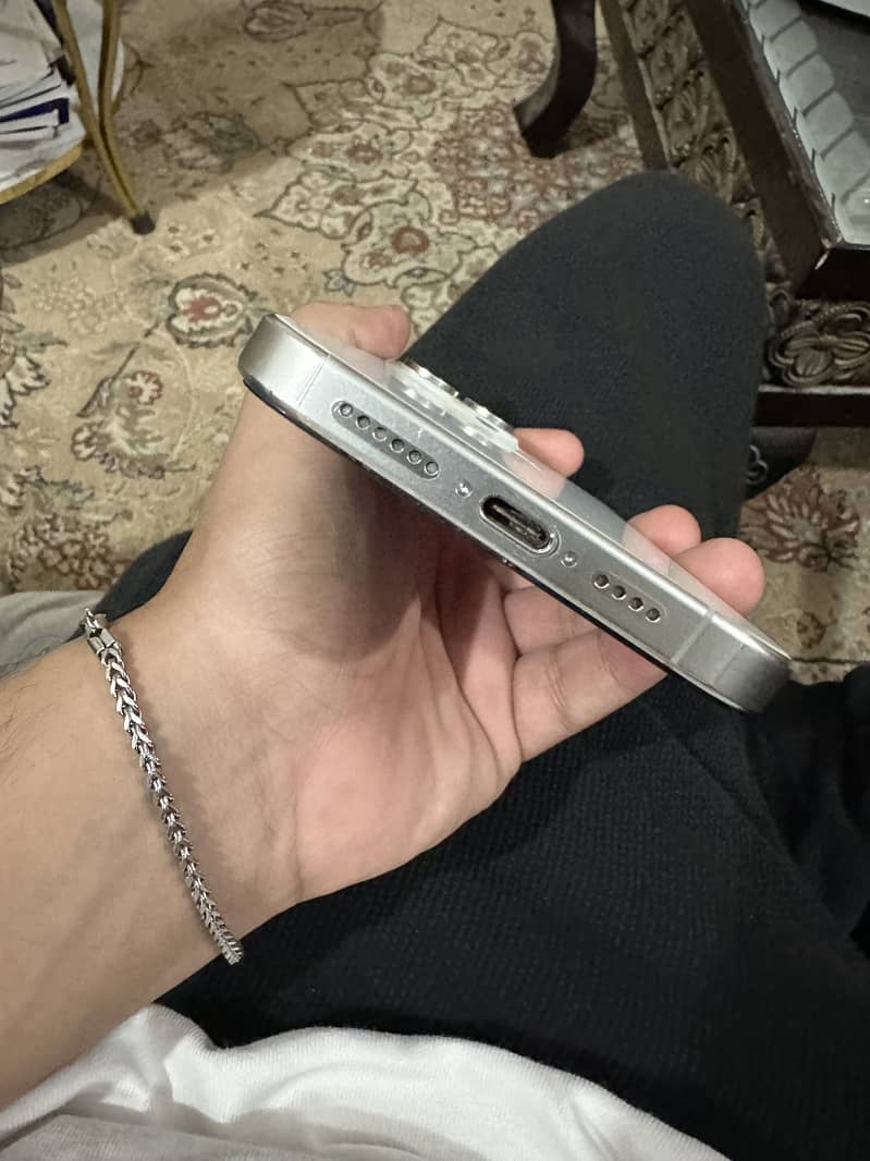 Apple iPhone 15 Pro Max 4