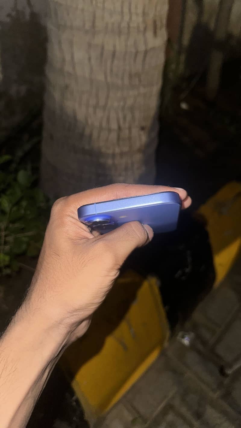 Apple iPhone 16 4