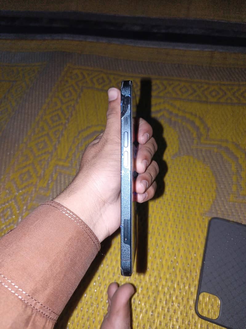 Apple iPhone 13 2