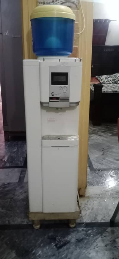 Pel water dispenser