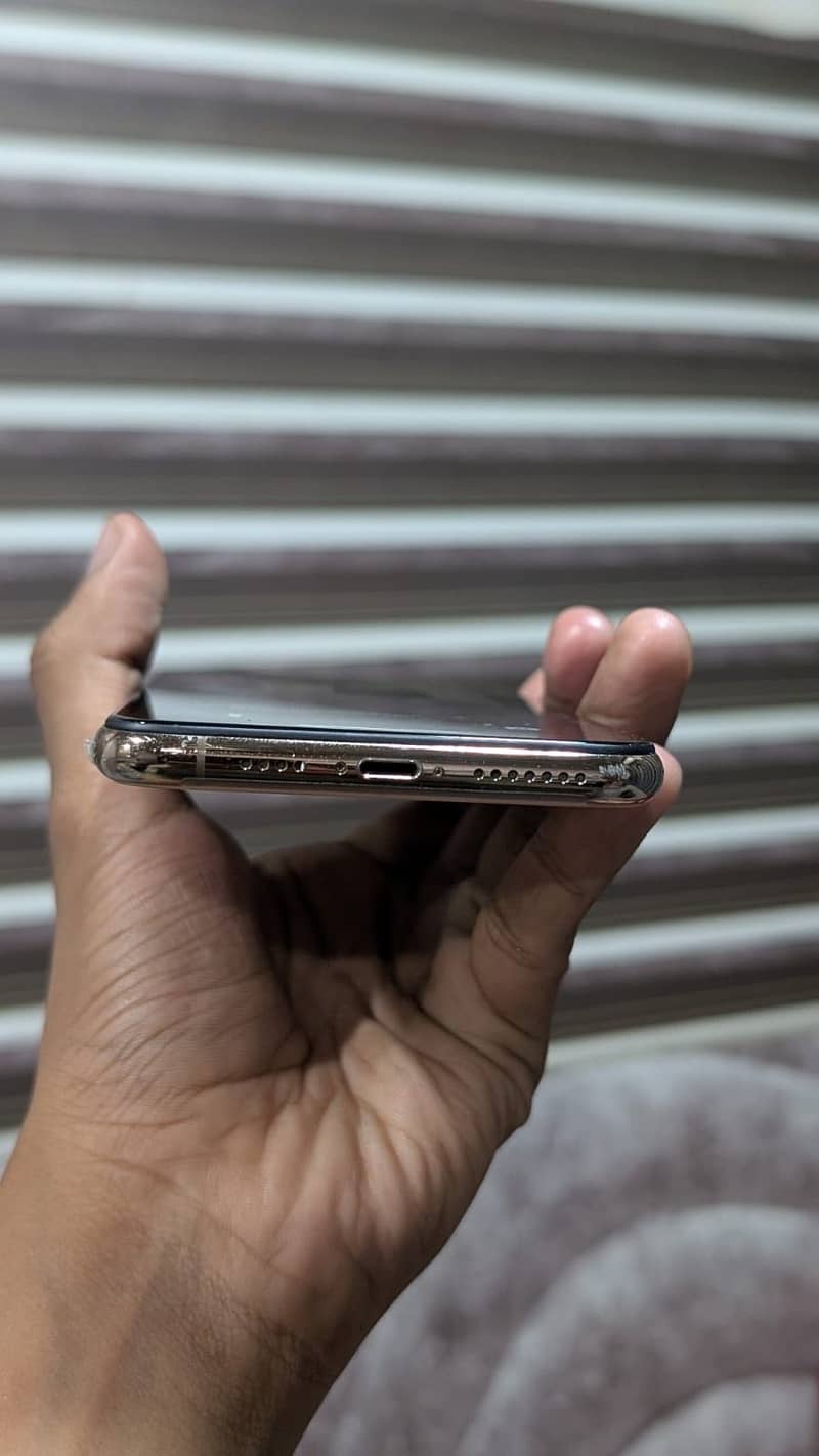 Apple iPhone 11 Pro Max 4