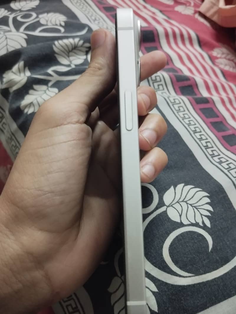 Apple iPhone 14 3
