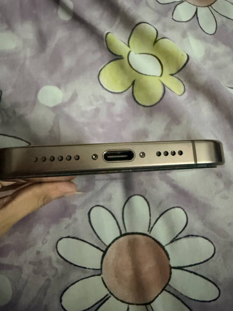 Apple iPhone 16 Pro Max 4