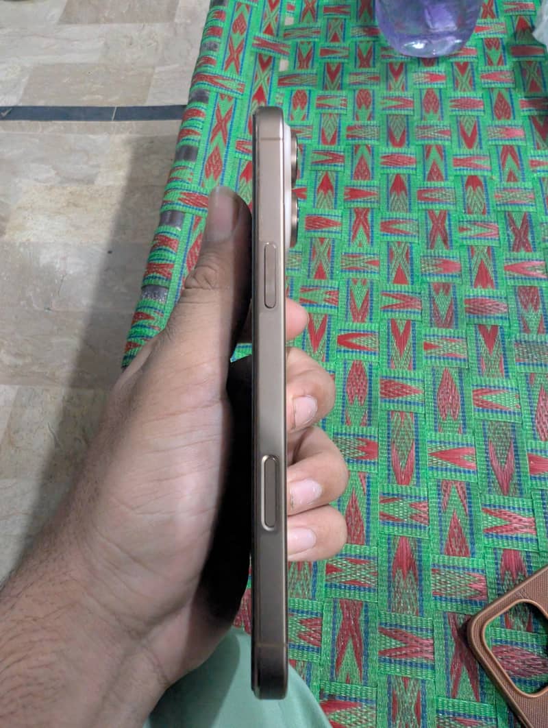 Apple iPhone 16 Pro Max 1