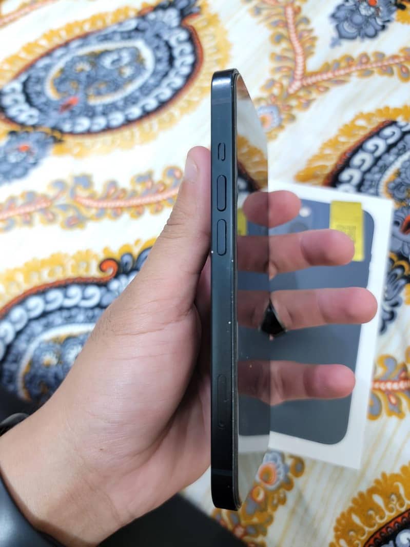 Apple iPhone 13 5