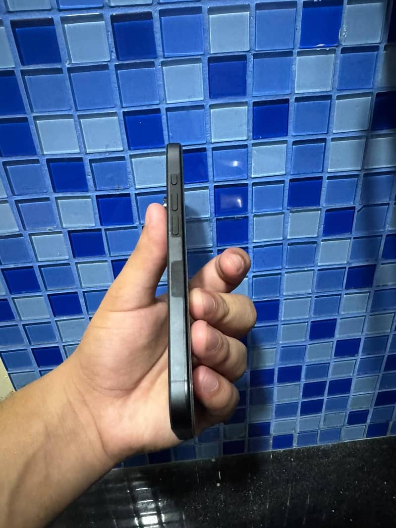 Apple iPhone 16 Pro 3