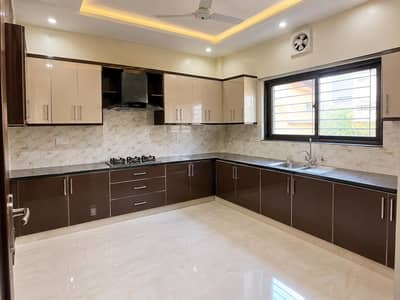3bed d/d first floor 600yard roof available block 13 jauhor