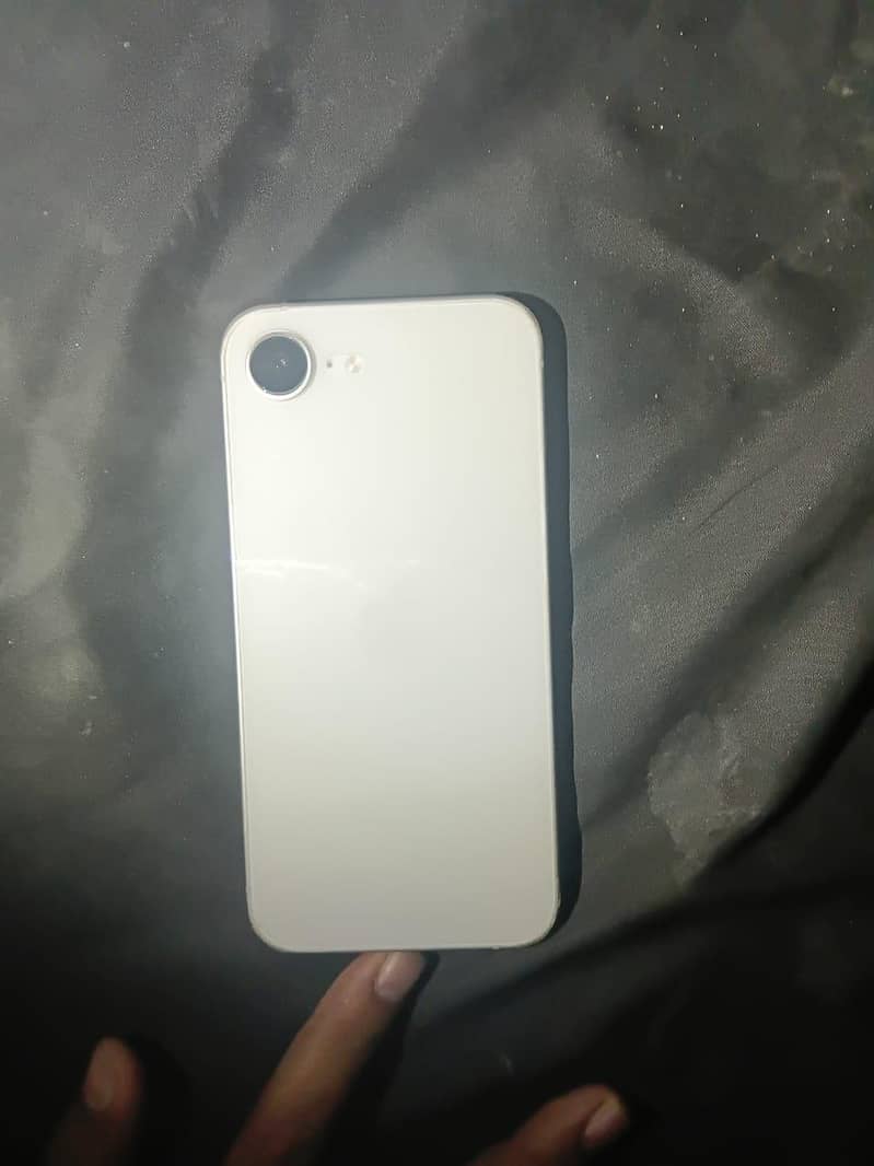 Apple iPhone 16e 0