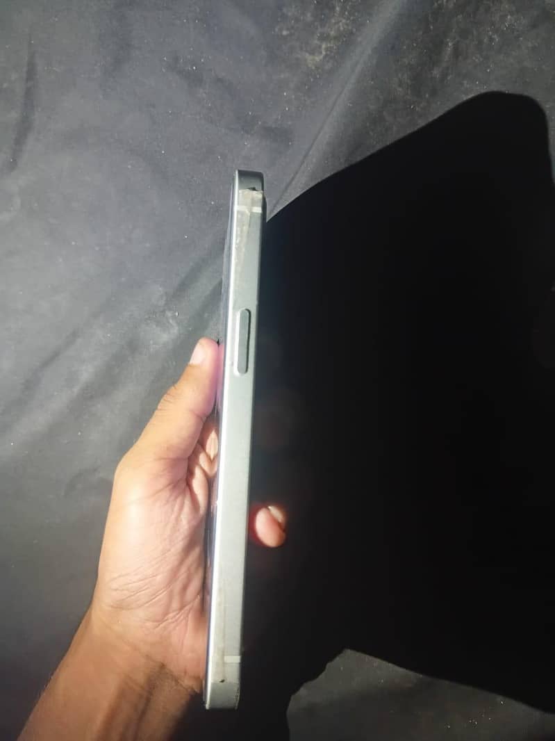 Apple iPhone 16e 1