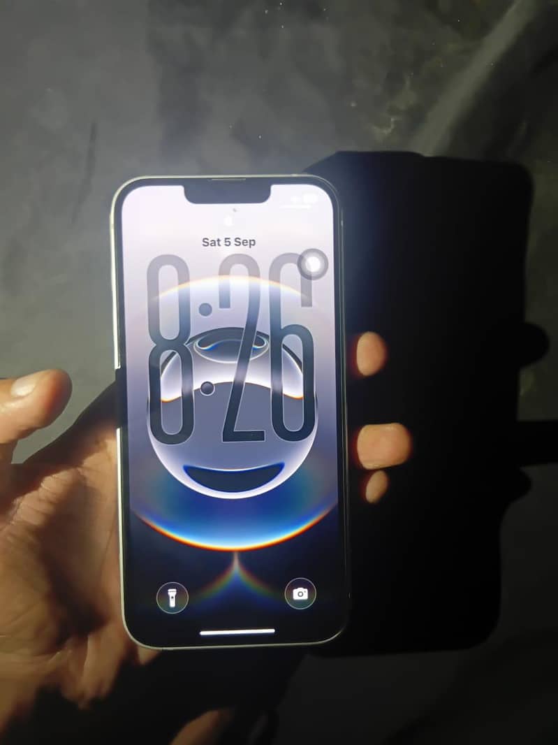 Apple iPhone 16e 2