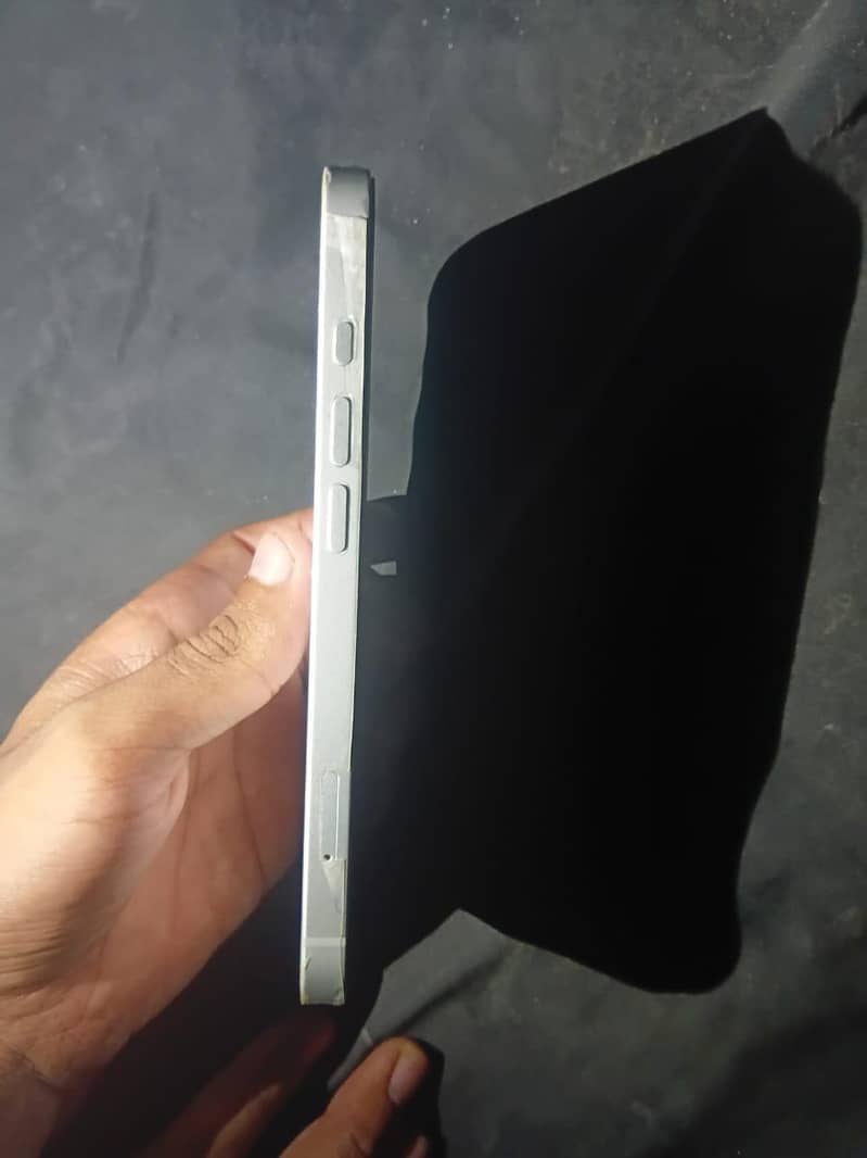 Apple iPhone 16e 3