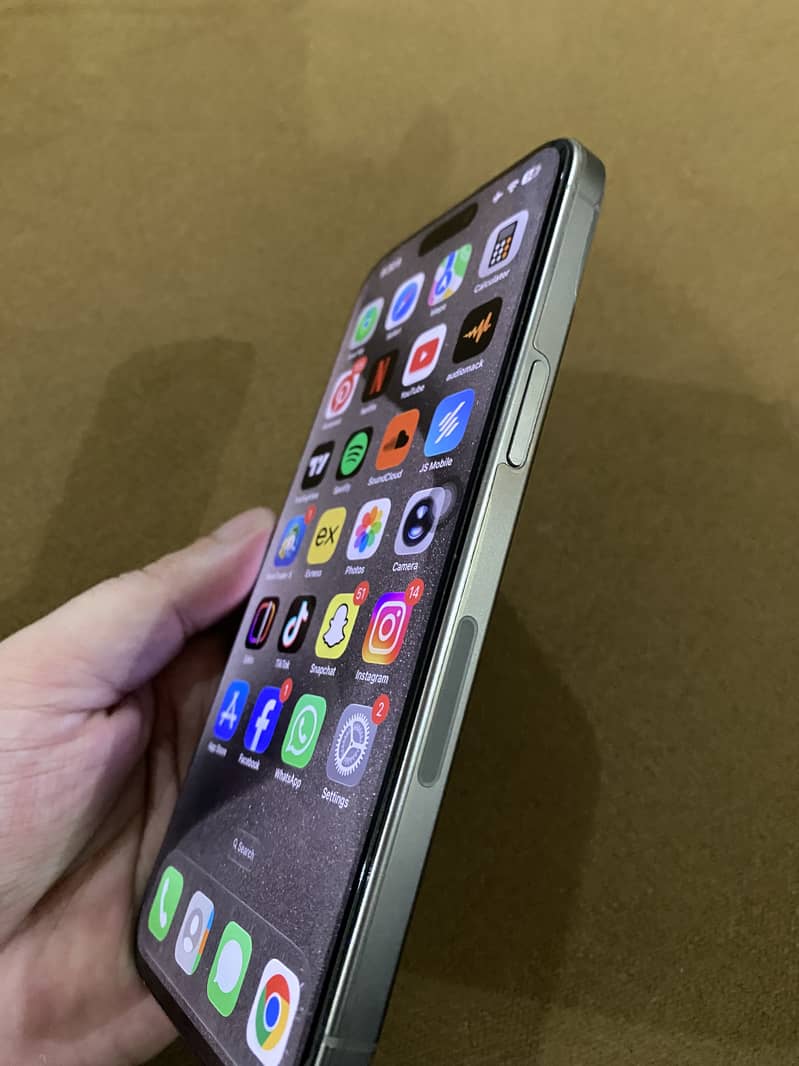 Apple iPhone 15 Pro Max 7