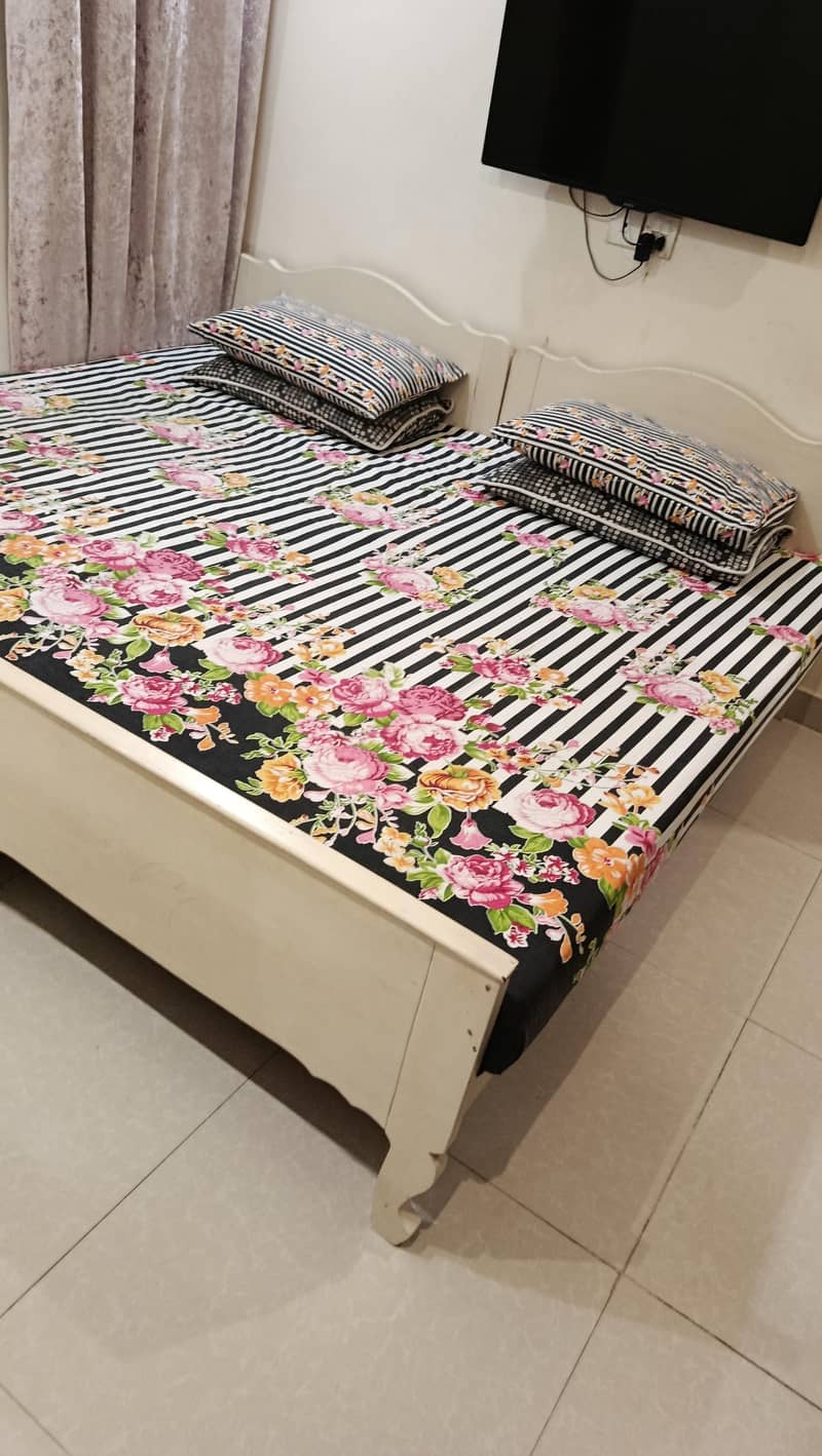 2 single bed's 0