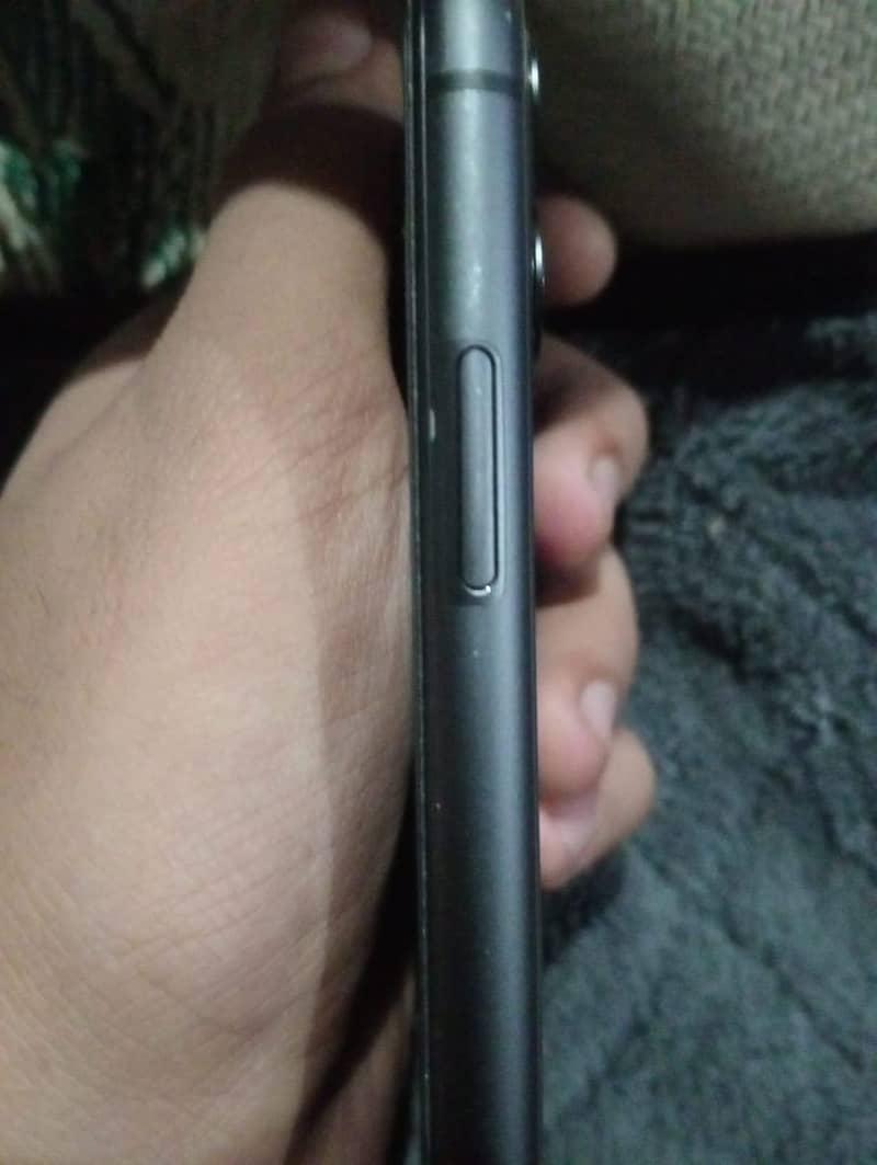 Apple iPhone 11 4