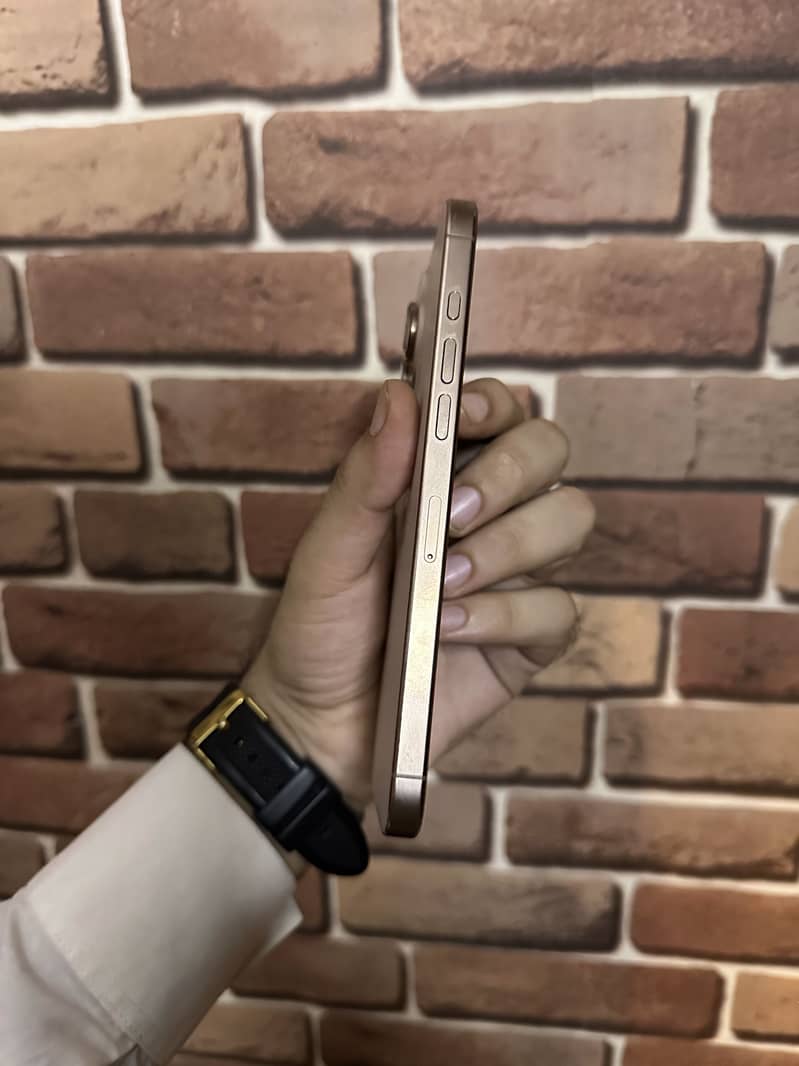 Apple iPhone 16 Pro Max 4