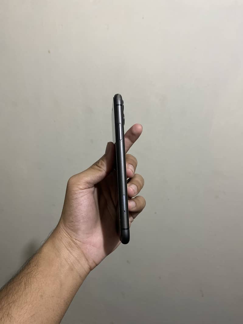 Apple iPhone 11 4