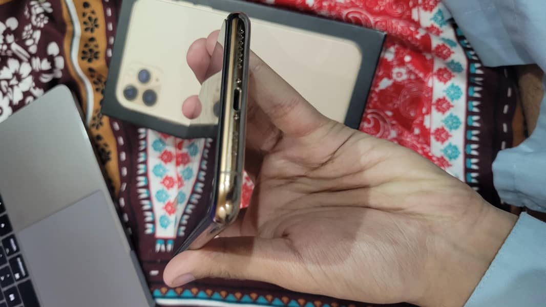 Apple iPhone 11 Pro Max 2