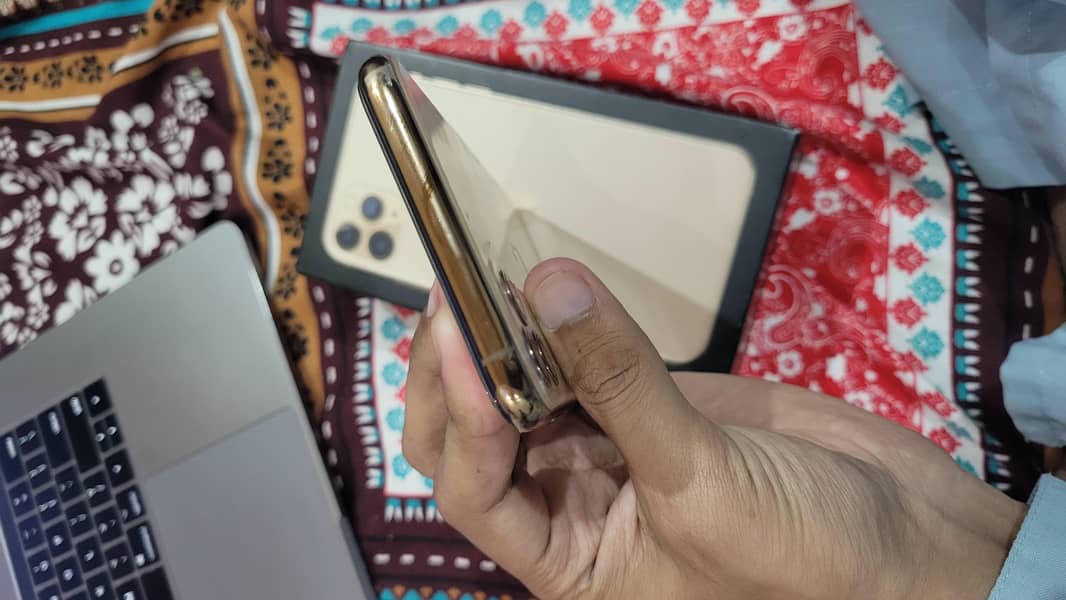 Apple iPhone 11 Pro Max 4