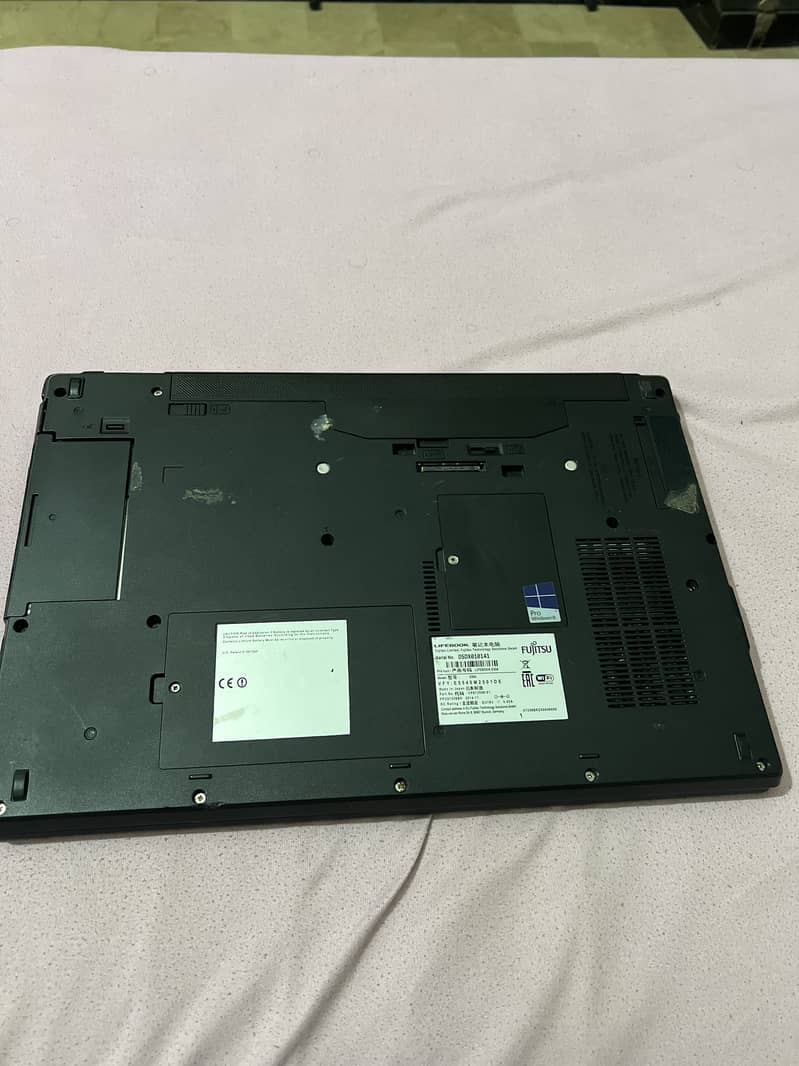 Fujitsu Lifebook E554 1