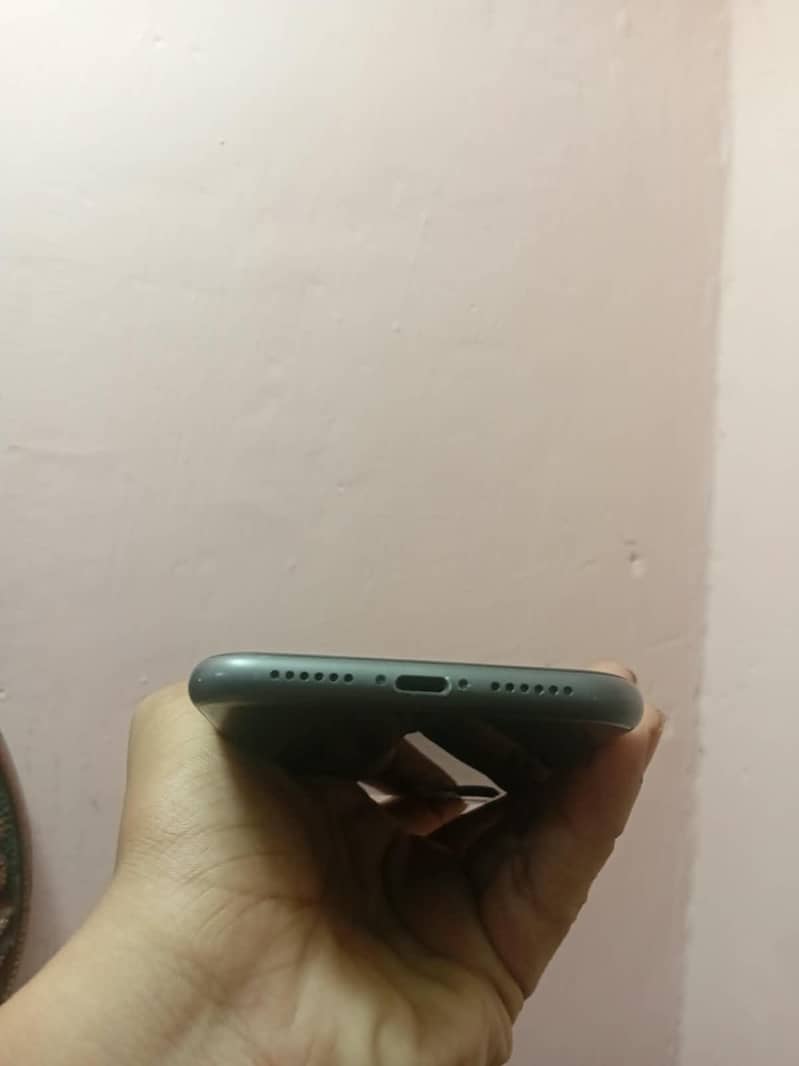 Apple iPhone 11 4