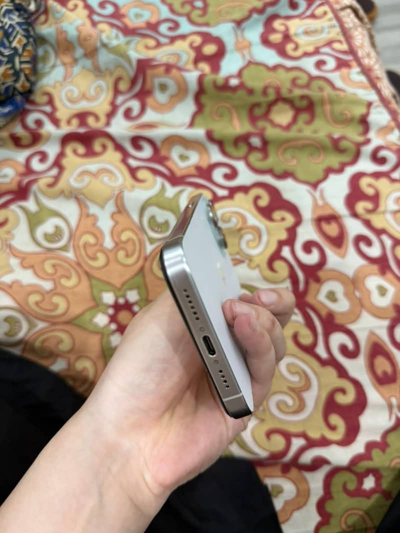 Apple iPhone 15 Pro Max 4