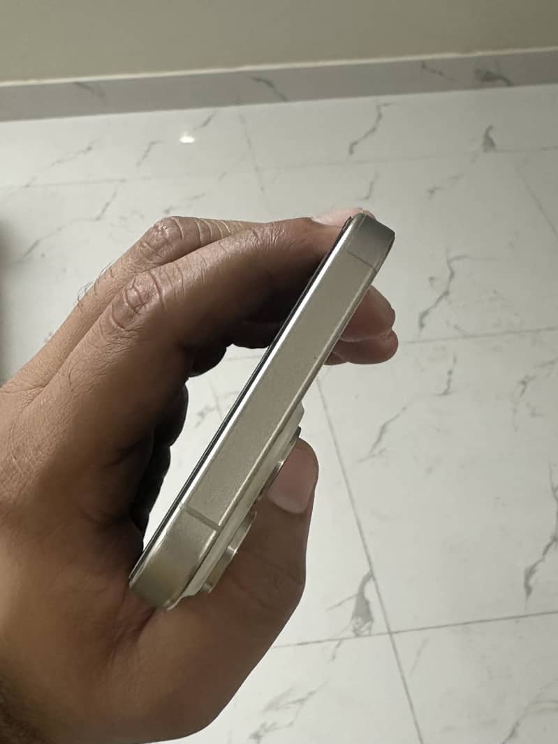Apple iPhone 15 Pro Max 2