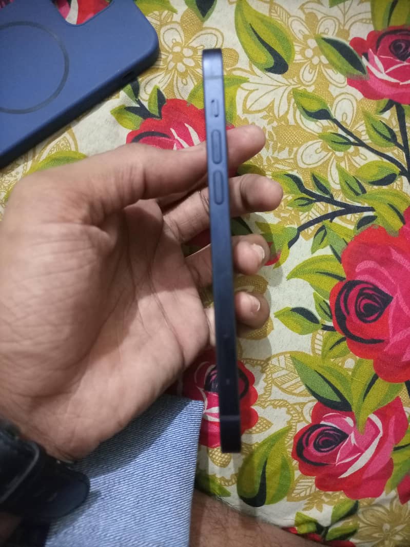 Apple iPhone 12 4