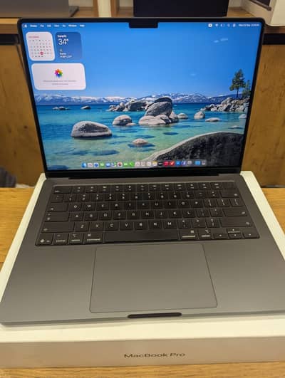 MacBook M5 Pro chip 14" 24/1tb box charger warranty
