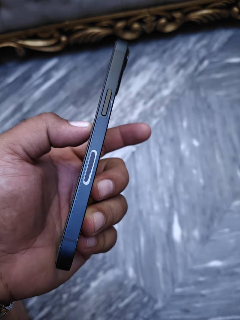 Apple iPhone 13 2