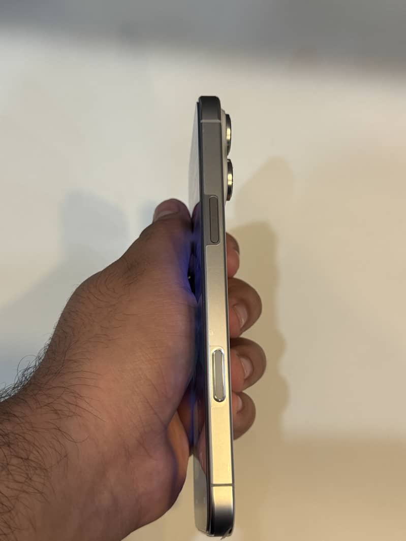 Apple iPhone 16 Pro Max 2