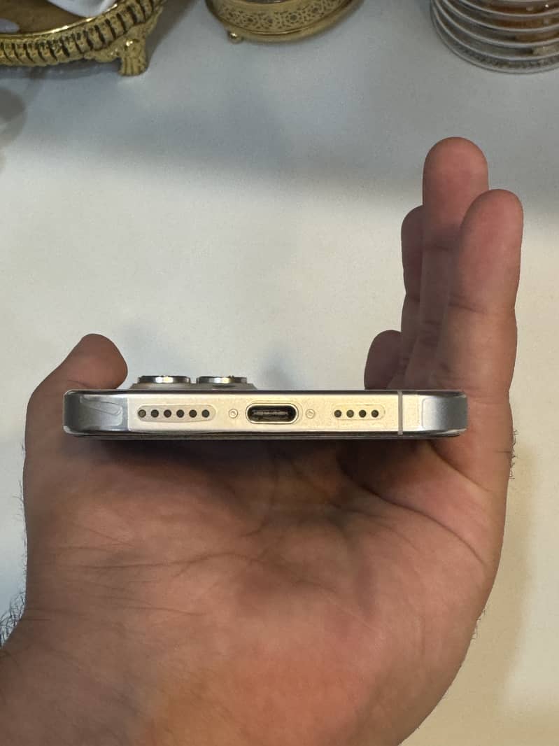 Apple iPhone 16 Pro Max 4