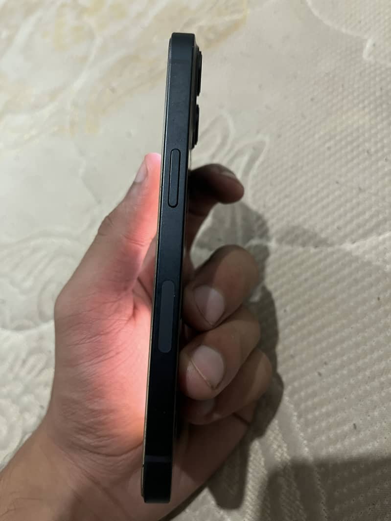 Apple iPhone 13 5