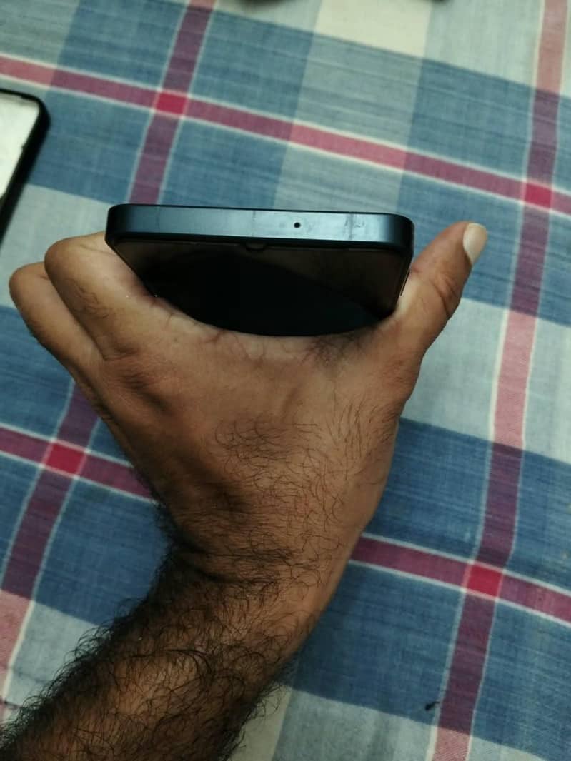 Samsung Mobile 4/128 1