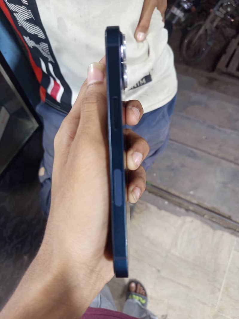 Apple iPhone 13 5