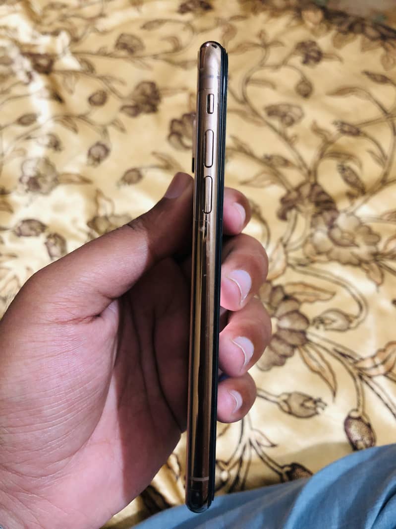 Apple iPhone XS 3