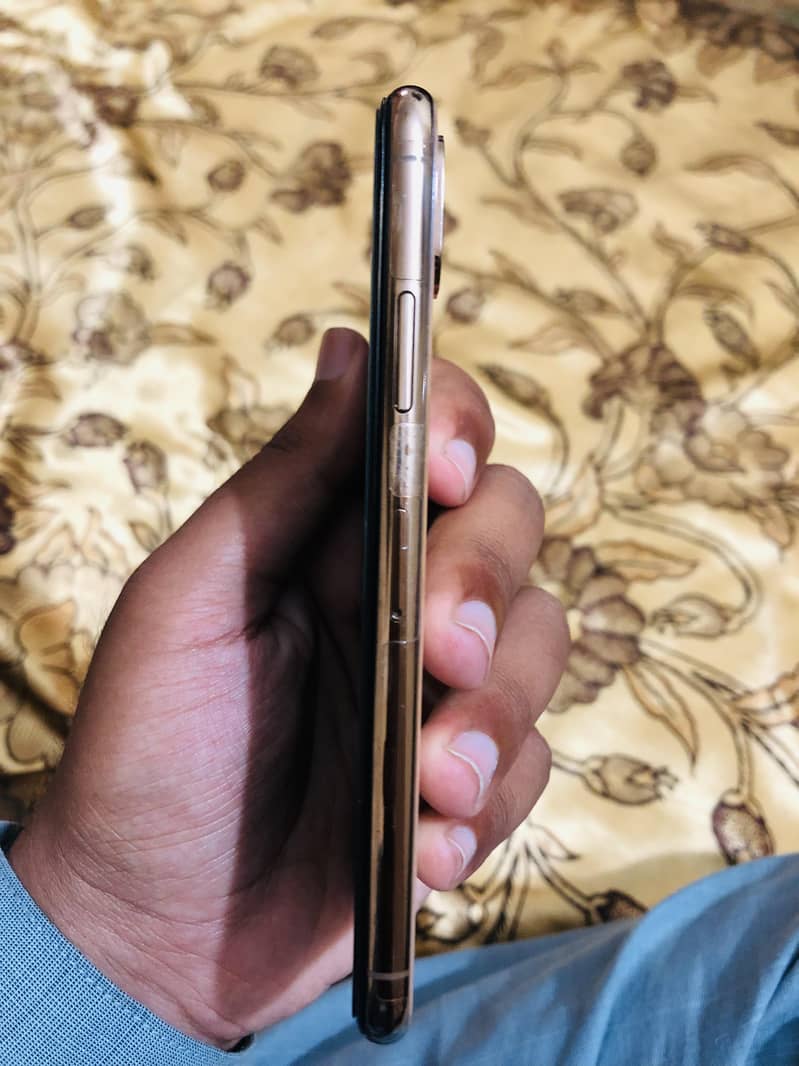 Apple iPhone XS 4