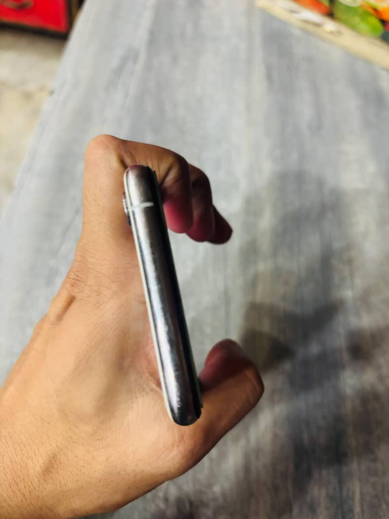 Apple iPhone XS 4
