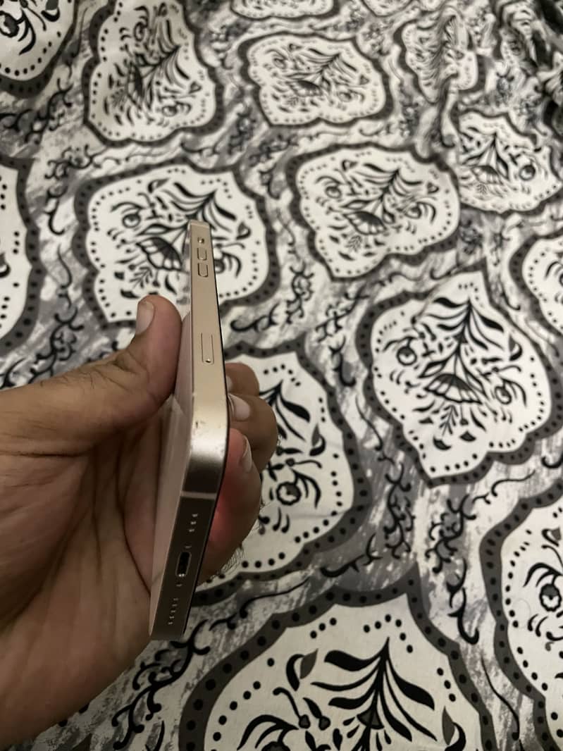 iPhone 13 4