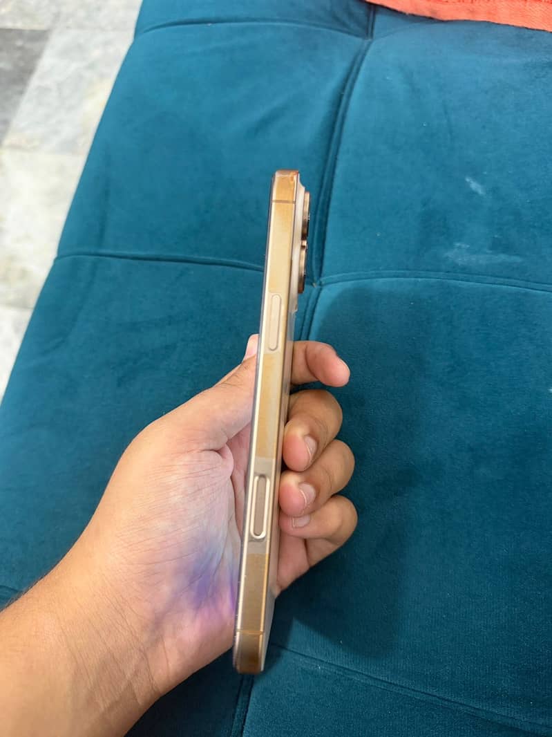 Apple iPhone 16 Pro Max 2