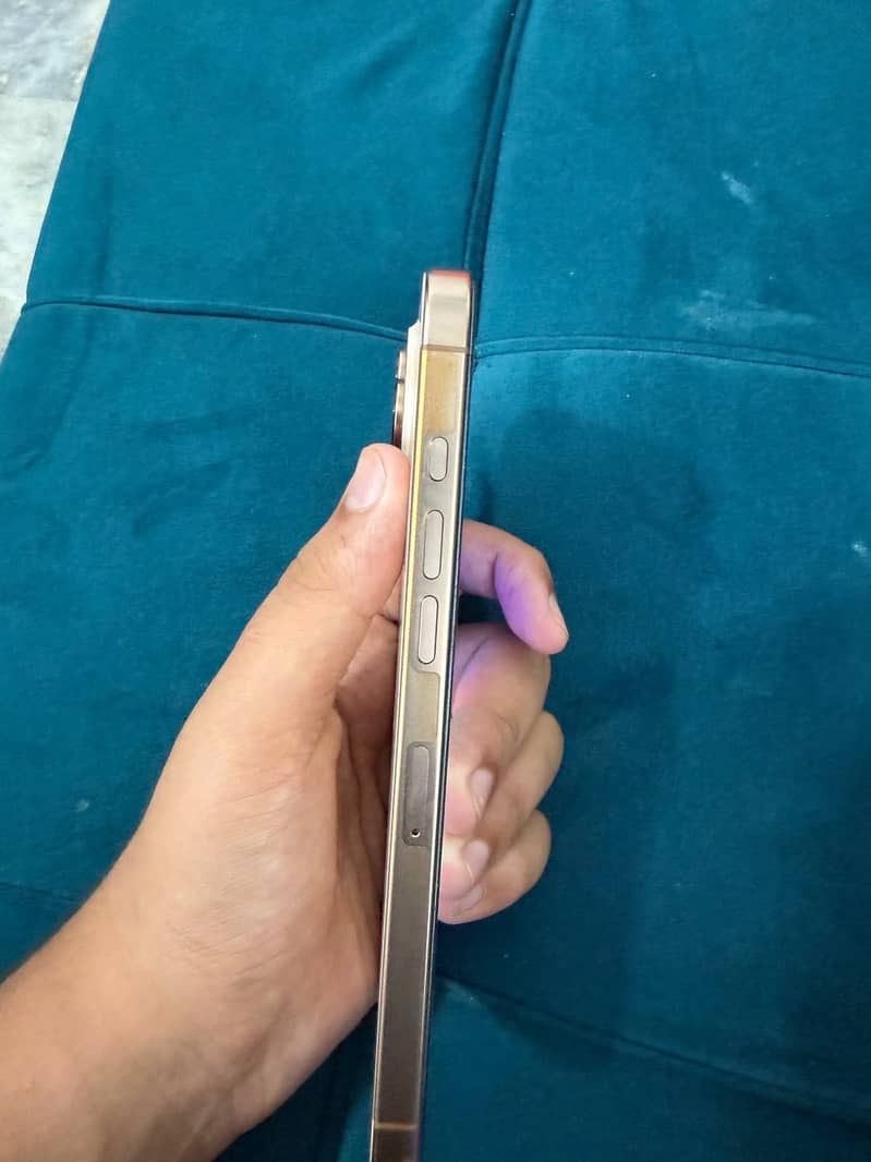 Apple iPhone 16 Pro Max 3