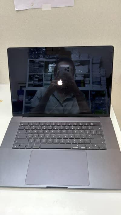 MacBook Pro M5 16" __ 24GB/1TB Box Pack Open - Lush Condition